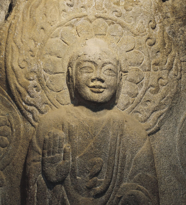 전체를 아우르는 통전의 입장에서 볼 때 보편적 종교성은 동서양 구분을 내세울 필요가 없다. 사진은 서산 마애여래삼존상. 문화재청 제공