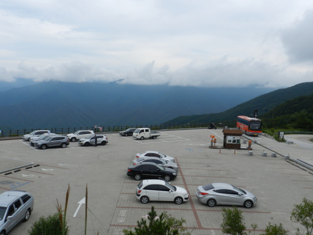 지리산 정령치 휴게소 내 주차장. 이선규 기자