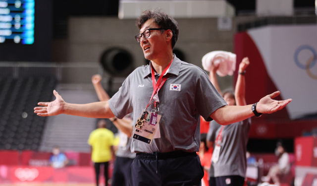 2일 일본 요요기 국립경기장에서 열린 도쿄올림픽 여자 핸드볼 A조 조별리그 한국과 앙골라의 경기. 무승부로 경기가 종료되자 강재원 감독이 아쉬워하고 있다. 연합뉴스
