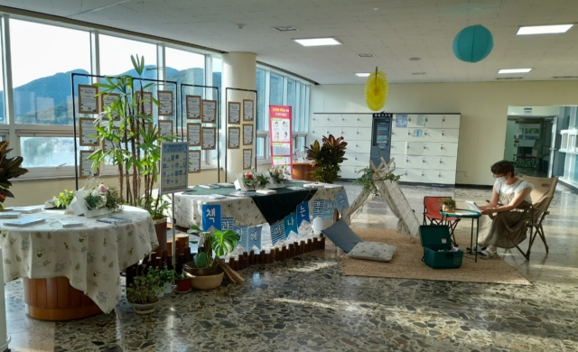 부산중앙도서관 본관 2층 로비에서는 ‘책과 함께 떠나는 북캉스’ 전을 열고 ‘휴가철 읽기 좋은 책 20권’을 소개하고 있다. 중앙도서관 제공