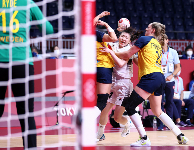 4일 일본 요요기 국립경기장에서 열린 도쿄올림픽 여자 핸드볼 8강 한국 대 스웨덴 경기. 한국 강경민이 몸싸움을 하고 있다. 연합뉴스