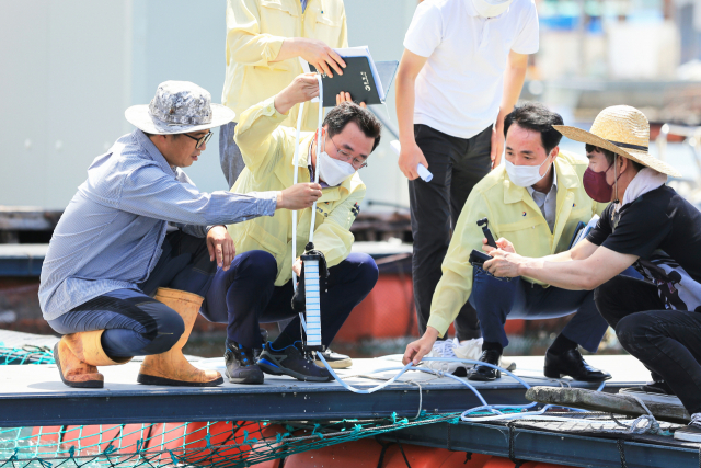 지난달 26일 고수온 대비 현장 점검에 나선 강석주 통영시장이 관내 한 양식장을 찾아 대응 상황을 점검하고 있다. 통영시 제공