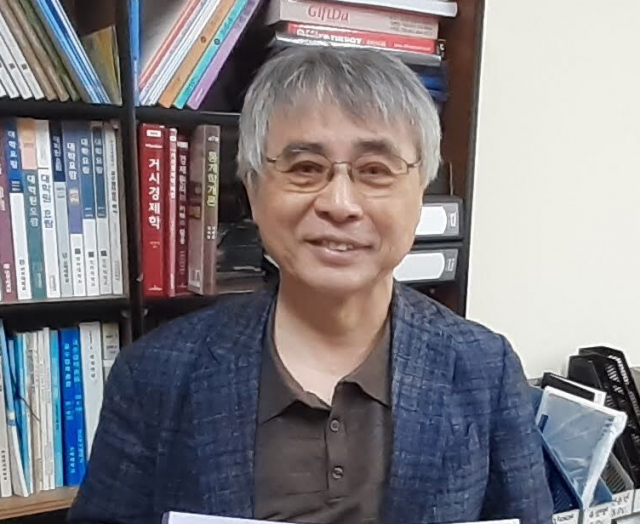 김대래 신라대 글로벌경제학과 명예교수. 부산일보 DB