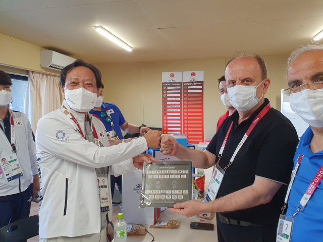 도쿄올림픽 대한민국 선수단 장인화 선수단장이 여자배구 8강전에서 명승부를 펼친 터키 선수단을 찾았다. 대한체육회 제공