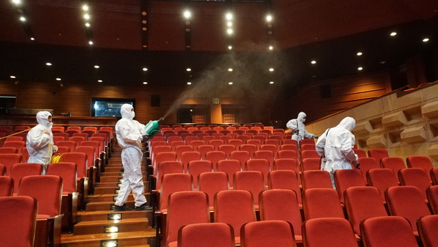 지난해 지역의 한 공연장에서 코로나 방역 활동을 하는 모습. 부산일보DB