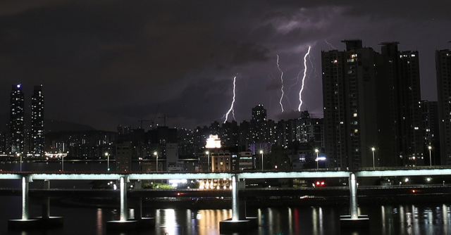 8일 오전 부산지역에 호우경보가 내려진 가운데 도심에 번개가 치고 있다. 밤사이 부산에서는 도로가 침수되고 공사장 축대가 무너지는 등 곳곳에 피해가 발생했다. 이재찬 기자 chan@