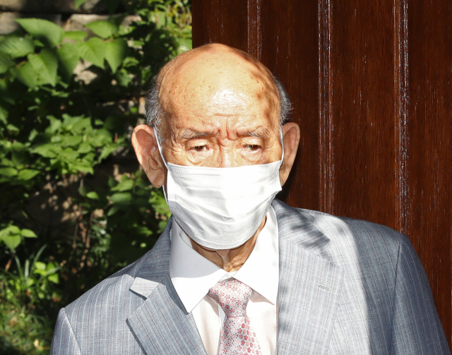 고(故) 전두환 씨가 생전 광주에서 열린 항소심 재판에 출석하기 위해 서울 연희동 자택을 나서는 모습. 연합뉴스