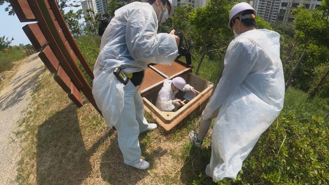 오륙도 해맞이 공원 일대는 일제강점기 일본군의 '해안 포진지'로 쓰였다. 사진은 해안 포진지로 들어가는 동굴 입구.
