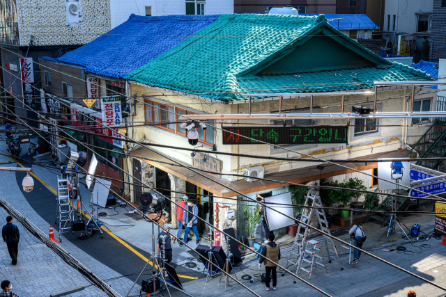 OTT 콘텐츠 활성화로 부산은 여전히 촬영지로 각광받고 있다. 도시철도 부산진역(위쪽·‘루카 더 비기닝’), 동구 초량동(영화 ‘비와 당신의 이야기’)에서 영상물 콘텐츠를 촬영하는 모습. 부산영상위원회 제공