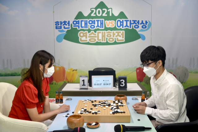 문민종 4단은 7월 26일 열린 오유지 7단과의 대국에서도 승리해 파죽의 5연승을 거두며 역대영재팀의 승리를 안겨줬다. 합천군 제공