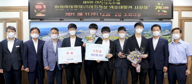 합천군이 11일 군청 소회의실에서 2021년 연승대항전 시상식을 가졌다. 합천군 제공