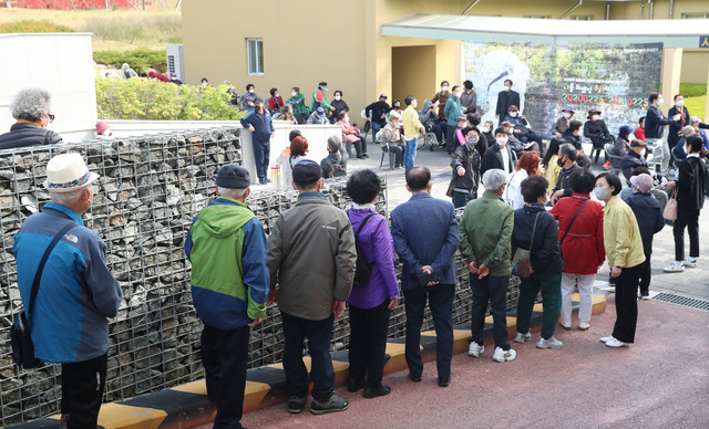 사진은 지난 4월 부산시민공원 사랑채에 마련된 부산진구 코로나19 예방접종센터에서 어르신들이 접종 차례를 기다리고 있는 모습.부산일보DB