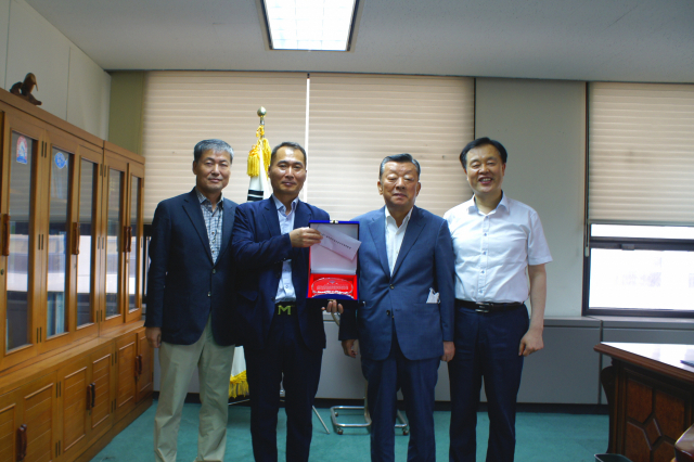 아그네스 108호 김용환(왼쪽 두 번째) 선장이 철저한 안전 관리로 한국의 국위를 선양했다며 감사패를 받았다. 한국원양산업협회 제공