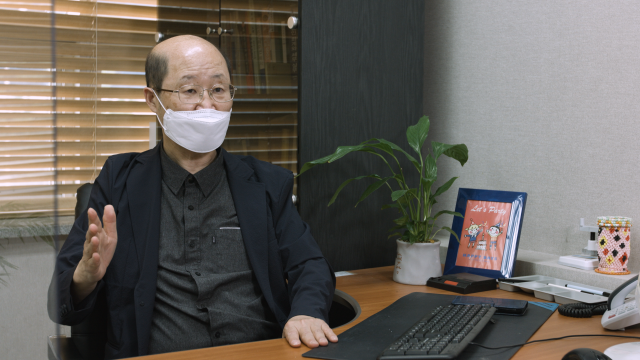 대구 나눔연합의원 최진옥 원장은 병원에서 발생한 첫 코로나 확진자 덕분에 병원이 코로나를 슬기롭게 극복할 수 있었다고 말한다.