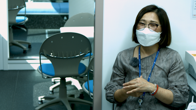 김영천 정신건강전문요원은 코로나 피해자들이 털어놓는 이야기에 함께 눈물 흘린다. 눈물은 코로나 피해자들의 마음이 조금이나마 치유되고 있다는 의미다.