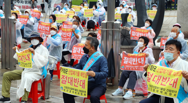 부산 기장군 장안읍 주민 등이 7월 부산시청 광장에서 연 기장군 산업폐기물 매립장 건립반대 집회. 부산일보DB