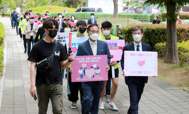 올해 5월 부산시민공원 방문자센터 야외공연장에서 열린 ‘장기기증 생명나눔 시민홍보단 발대식’. 부산일보DB