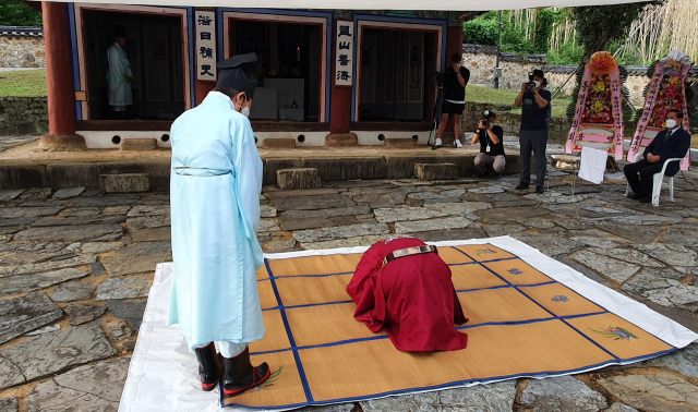 (재)통영한산대첩문화재단은 지난 14일 충무공 이순신 장군의 위패를 모신 충렬사에서 제60회 통영한산대첩축제 전면 취소를 알리는 고유제를 봉행했다.