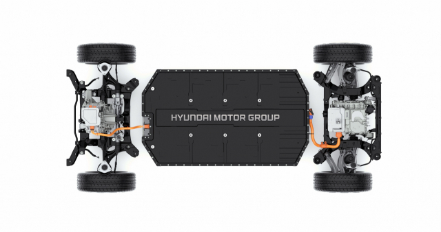 현대차 ‘아오이닉 5’와 이 차에 장착된 전기차 전용 플랫폼 E-GMP(아래). 현대차 제공