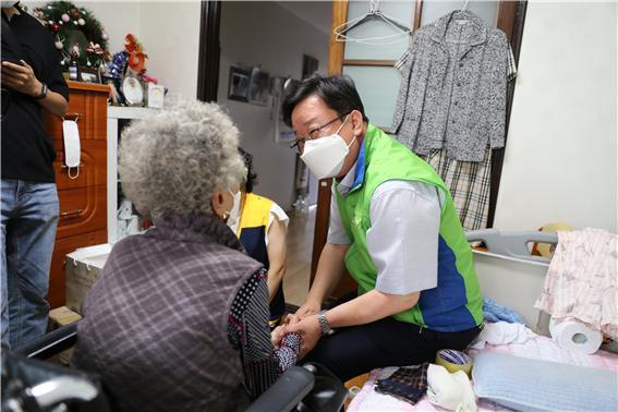 주양규 LH 총무고객처장이 18일 진주 가좌임대아파트 입주민 가정을 위문하고 있다. LH 나눔봉사단 제공