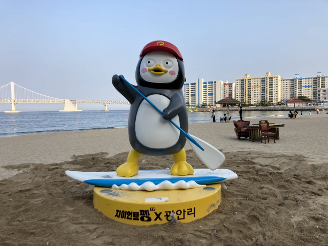 광안리해수욕장 해변의 SUP 타는 펭수 조형물(오른쪽 위)도 관광객들에게 큰 인기를 끌고 있다. 수영구청 제공