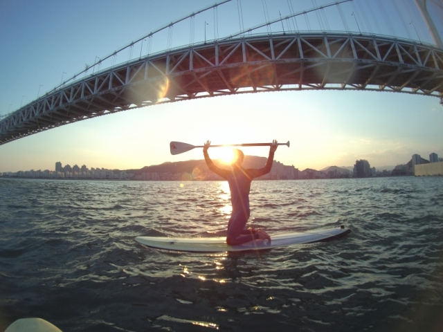 보드 위에서 노를 젓는 SUP(Stand Up Paddleboard·스탠드 업 패들보드)는 남녀노소 누구나 즐길 수 있는 해양스포츠다. 부산 광안리 해변은 파도가 잔잔해 전국에서도 손꼽히는 ‘SUP 명소’로 각광받고 있다. 수영구청은 ‘광안리 SUPrise’ 사업을 통해 요가와 야간 SUP 체험 등 이색 프로그램을 상시 운영 중이다. 수영구청 제공
