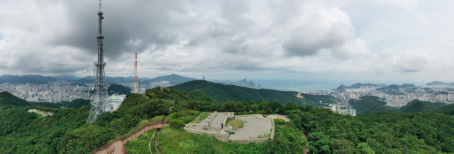 부산 황령산 정상에 도시와 바다를 조망할 수 있는 봉수전망대 조성 사업이 추진된다. 전망대가 들어설 황령산에서 바라본 부산 해운대구와 수영구 모습. 윤민호 프리랜서 yunmino@