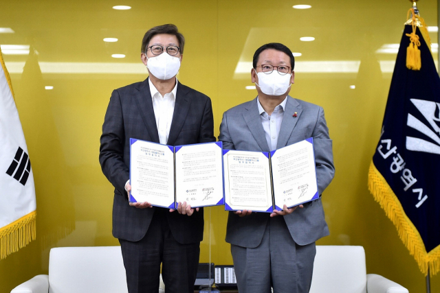 19일 부산시청에서 박형준 부산시장과 대원플러스그룹 최삼섭 회장이 황령산 유원지 조성사업을 위한 업무협약을 체결했다. 부산시 제공