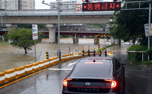 부산에 호우주의보가 내려진 6일 오전 부산 온천천시민공원 일대가 불어난 물에 잠겨 세병교 하부도로가 통제되고 있다. 정종회 기자 jjh@