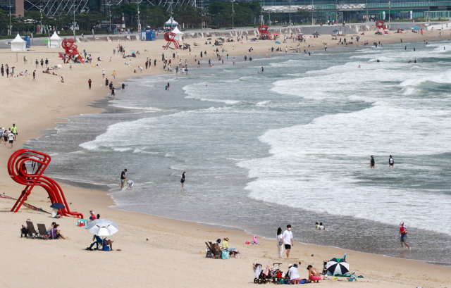 지난 8월 22일 오후 부산 해운대해수욕장에서 시민들이 바닷물에 발을 담그고 더위를 식히고 있는 모습. 부산일보 DB.