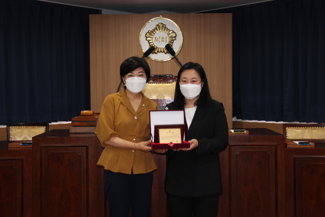 동래구의회 수어통역사 감사패.