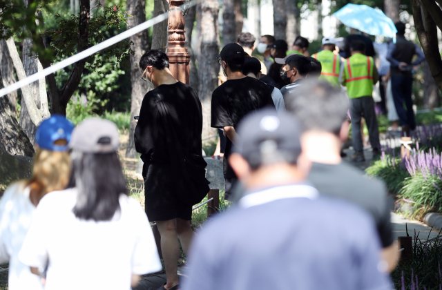 대구에서 신종 코로나바이러스 감염증(코로나19)이 증가세를 보이는 가운데 중구 국채보상공원에 마련된 임시선별검사소에서 시민들이 검사를 받기 위해 기다리고 있다. 연합뉴스