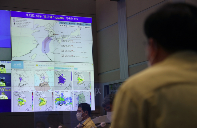 전해철 행정안전부 장관이 23일 정부서울청사 중앙재난안전상황실 서울상황센터에서 17개 시·도와 영상으로 연결해 제12호 태풍 '오마이스' 북상에 따른 관계기관 대책 점검회의를 주재하고 있다. 연합뉴스