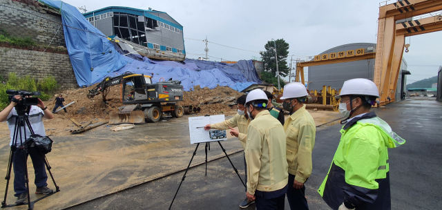 양산시가 23일 옹벽이 무너진 현장에서 태풍 내습으로 인한 피해 최소화를 위해 대책 회의를 갖고 있다. 김태권 기자