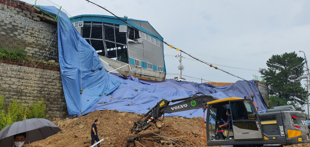 경남 양산시 주남동에 위치한 B사의 옹벽이 지난 21일 집중호우로 인해 무너져 인근 도로를 덮쳤다, 김태권 기자