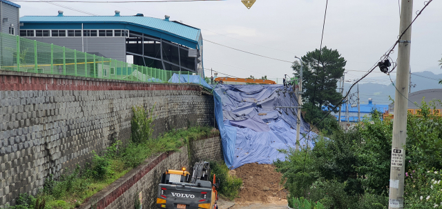 양산시가 주남동에 위치한 B사의 추가 옹벽 붕괴를 막기 위해 방사포를 덮었다. 김태권 기자