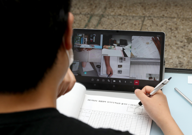 부산의 한 중학교 학생들이 온라인을 통해 자기주도 학습을 하고 있다. 부산일보DB
