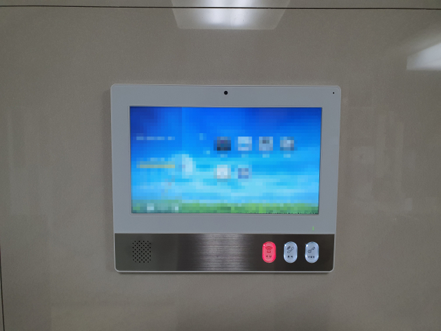 거실 벽면에 부착돼 홈네트워크를 조정하는 월패드. 김성현 기자