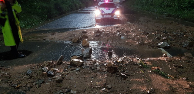 부산 북구 산성로 도로가 폭우로 파손됐다. 부산경찰청 제공