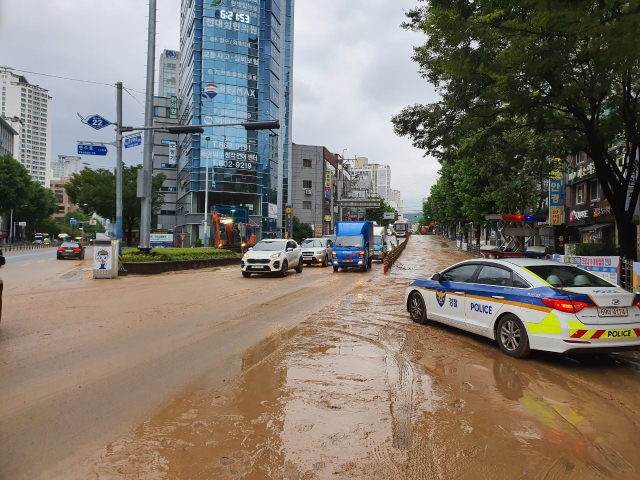 부산 부산진구 양정교차로 인근 도로가 파손돼 복구를 진행 중이다. 부산경찰청 제공