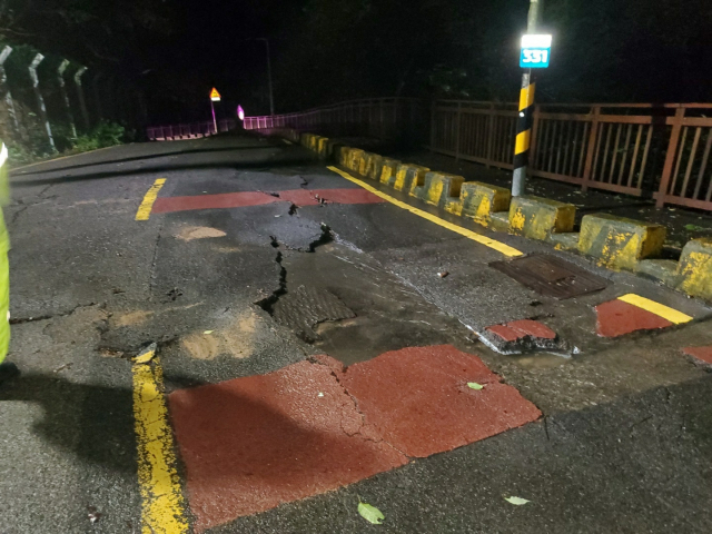 부산 북구 산성로 도로가 폭우로 파손됐다. 부산경찰청 제공