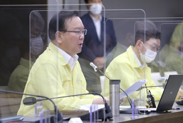 김부겸 국무총리가 24일 오전 세종시 정부세종청사에서 열린 신종 코로나바이러스 감염증(코로나19) 대응 중앙재난안전대책본부 회의를 주재하며 발언하고 있다. 연합뉴스