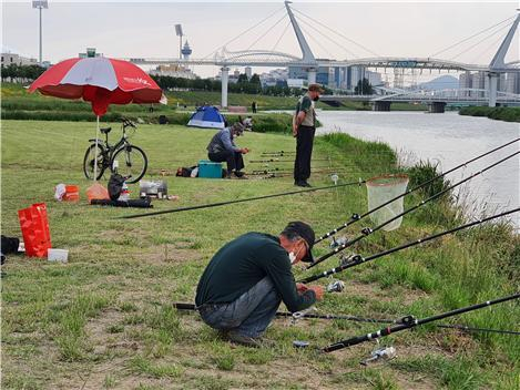 신기동 쌍벽루아트센터 앞 양산천에서 낚시하는 주민들. 독자 제공