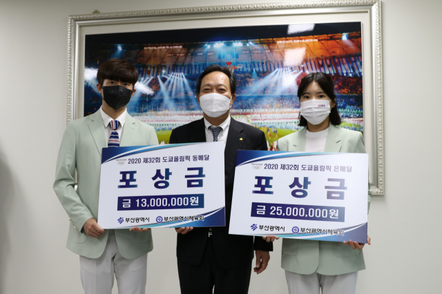 2020 도쿄올림픽 펜싱 남자 에페 단체전에서 동메달을 획득한 마세건(왼쪽부터)과 장인화 부산시체육회장, 도쿄올림픽 펜싱 여자 에페 단체전 은메달에 빛나는 송세라가 24일 포상금 전달식 후 기념촬영을 하고 있다. 부산시체육회 제공