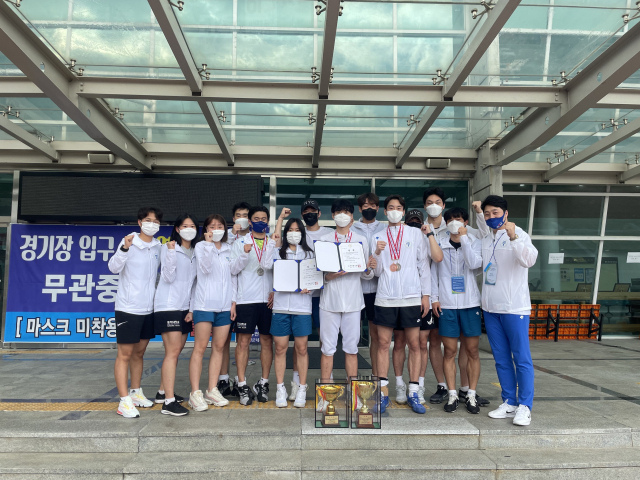 대한민국 펜싱 요람인 동의대 펜싱부 선수들이 화이팅을 외치고 있다. 동의대학교 제공