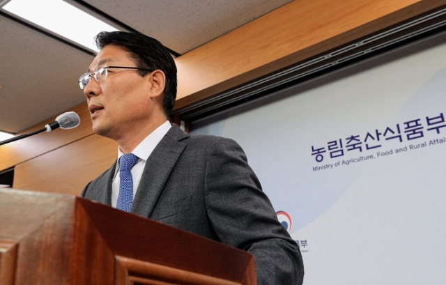 김인중 농림축산식품부 식품산업정책실장이 25일 정부세종청사에서 낙농산업 중장기 발전방안 마련을 위한 '낙농 산업 발전위원회 운영계획'에 관련해 브리핑하고 있다. 농식품부 제공