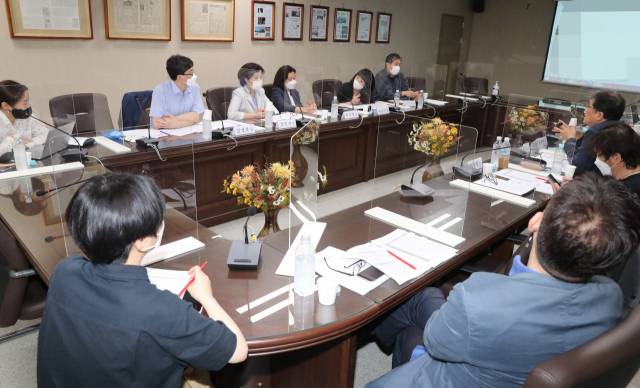 25일 열린 ‘2021 부일영화상’ 본심 심사 장면. 강원태 기자 wkang@busan.com