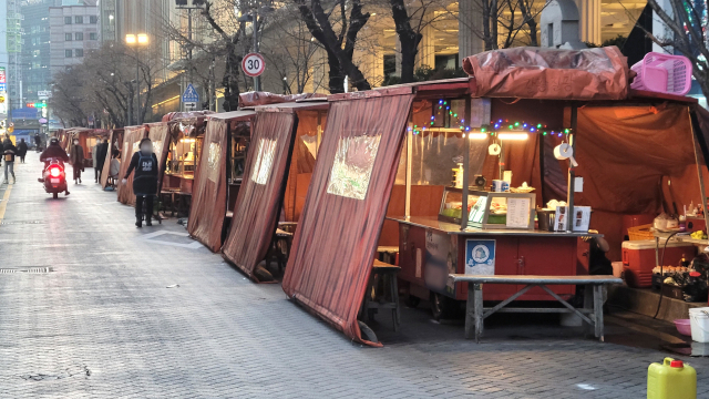 부산 서면 롯데백화점 주변 포장마차 노점 거리. 부산일보DB