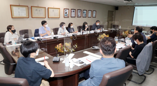 지난 25일 열린 <부산일보>의 '2021 부일영화상' 본심 장면. 국내에서 최고 오래되고 공정하기로 유명한 부일영화상은 올해 처음으로 OTT(온라인 동영상 서비스) 공개 작품들도 후보작에 포함시켰다. 강원태 기자 wkang@