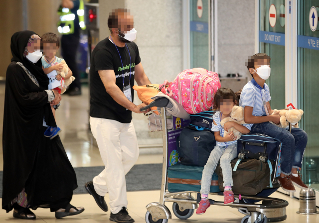 과거 한국을 도왔던 아프가니스탄 협력자와 그 가족들이 26일 오후 인천공항을 통해 입국하고 있다. 연합뉴스